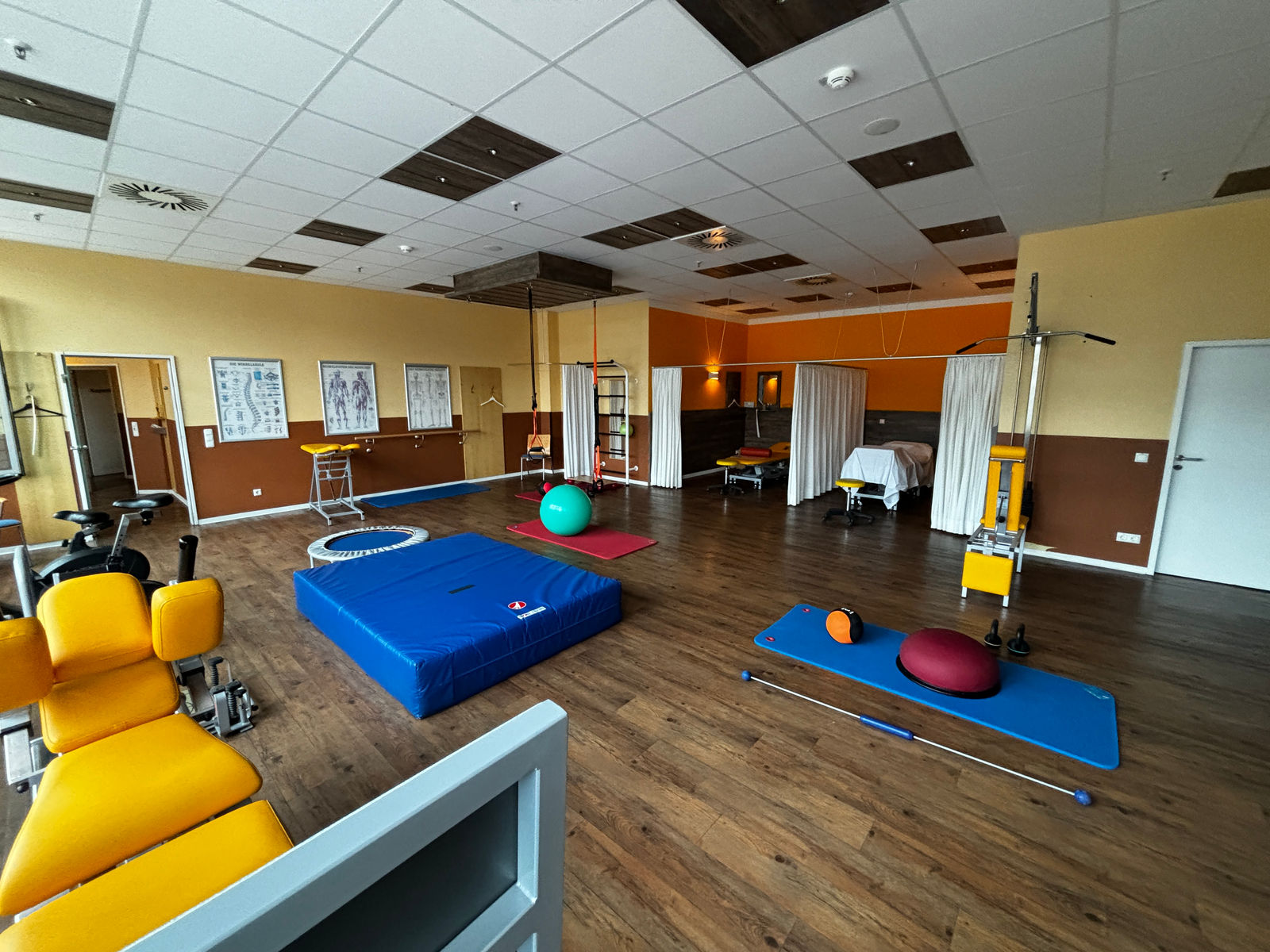 Turnraum mit Trainingsgeräten, Matten und Zugapparat
